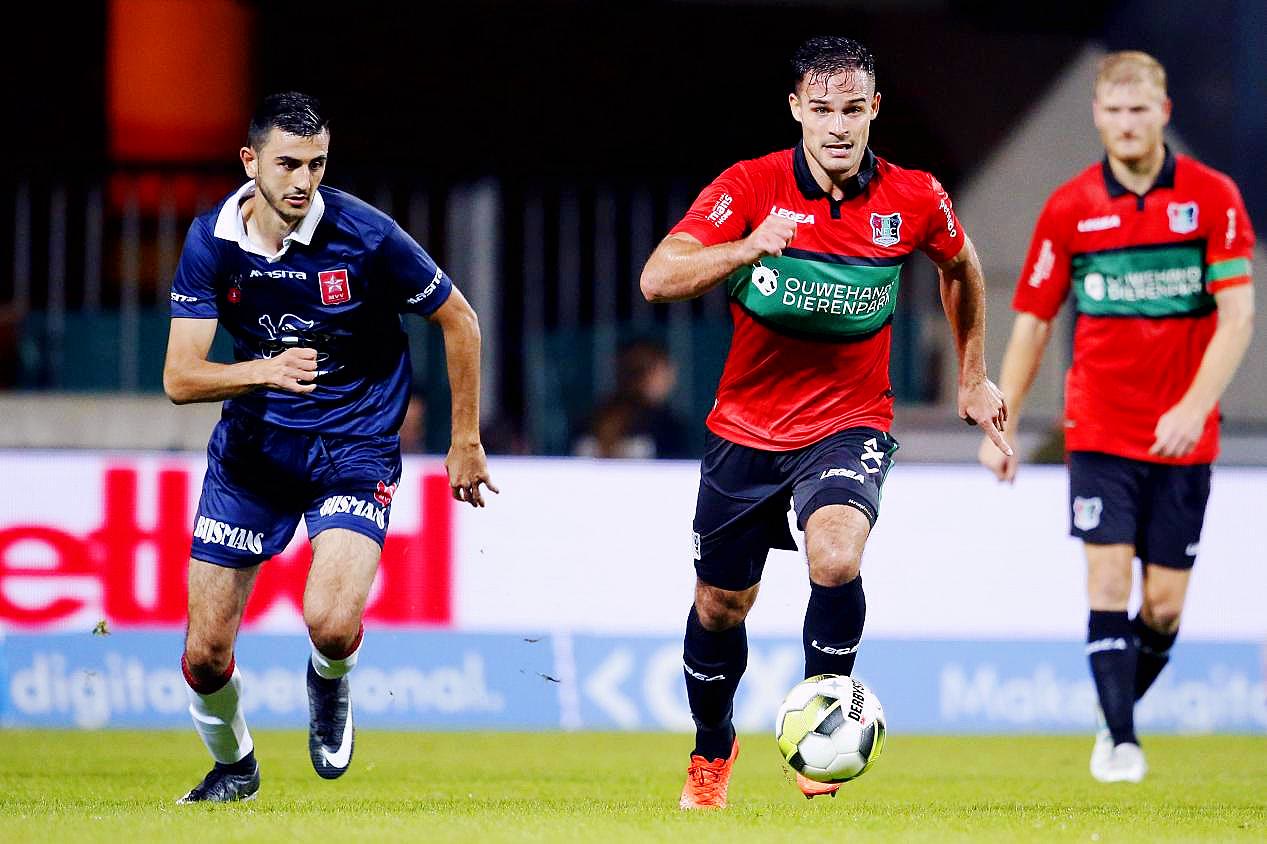 杨鸣一边盛 杨鸣一边盛